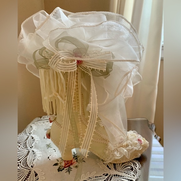 DARLING VICTORIAN BOOT DECOR PIECE. RIBBONS, LACE, PINK ROSES & FRINGE. SWEET💞 - Picture 3 of 10
